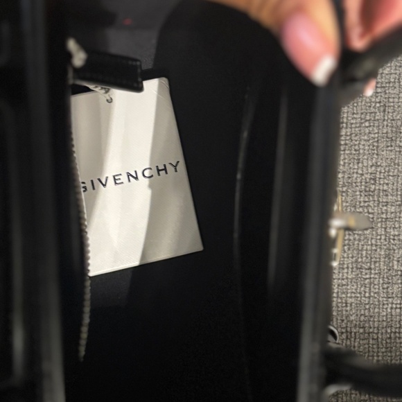 Givenchy Antigona Lock Toy Top Handle bag in Leather - Picture 4 of 7